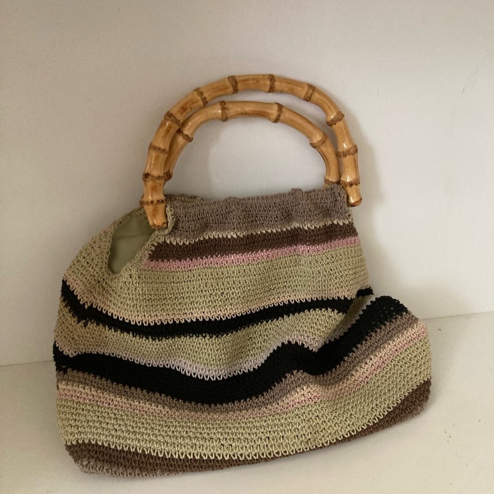 Versatile bag for whatever color you’re wearing